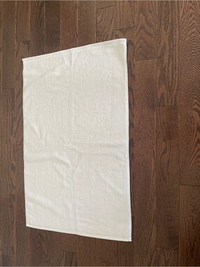 NWT Cozy Earth White Bath Mat